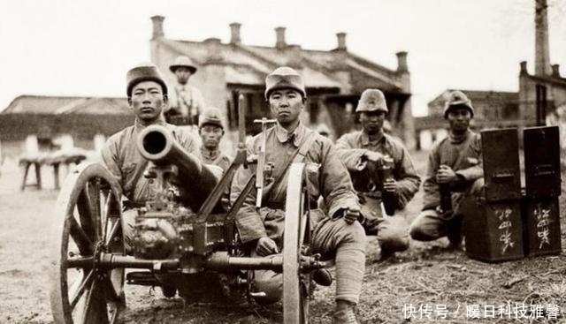 近代战争中,士兵的腿上为何要缠上绑腿?小小一条布带,作用真多