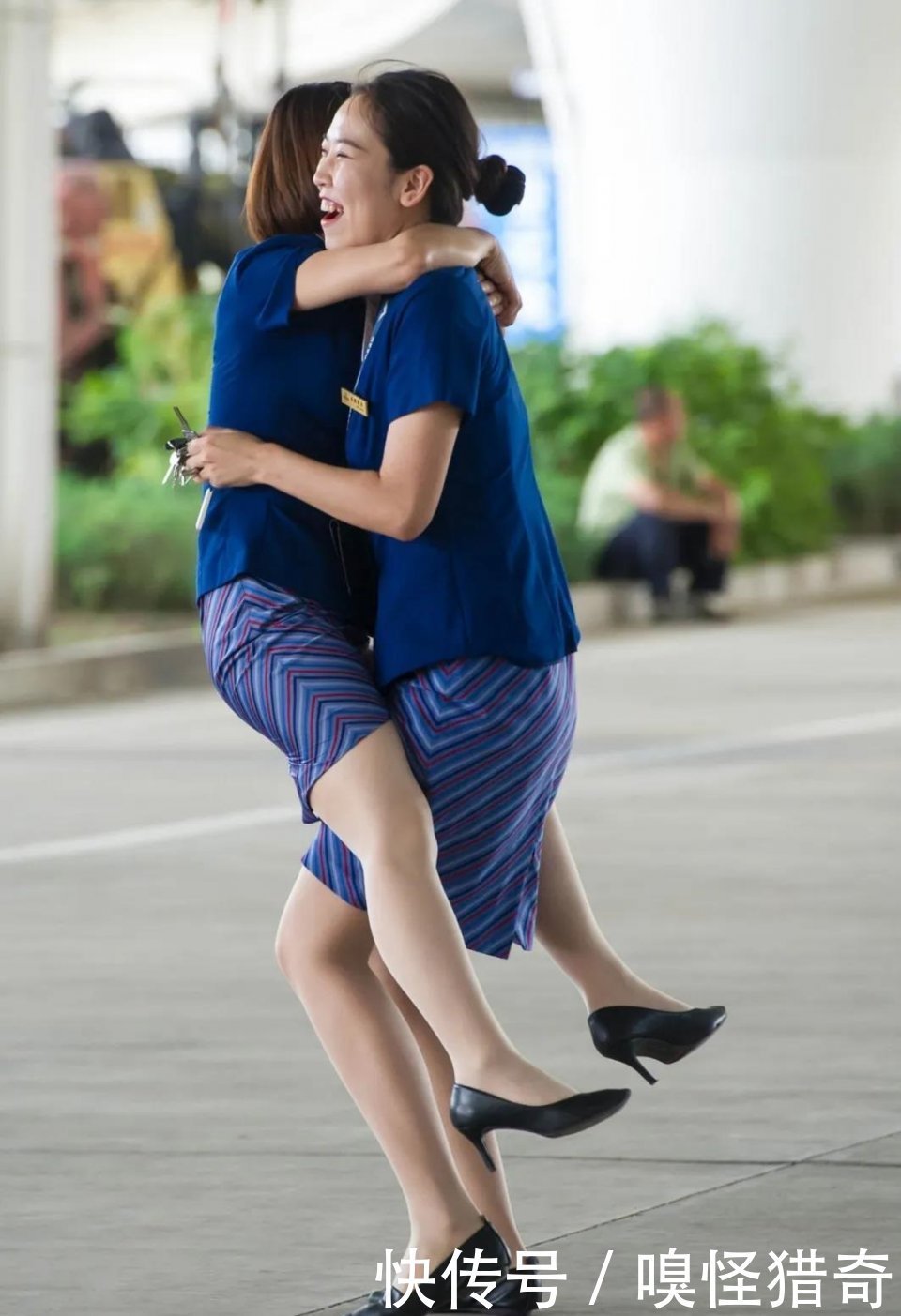 连衣裙两个美少妇,这是你俩嬉闹的地方吗