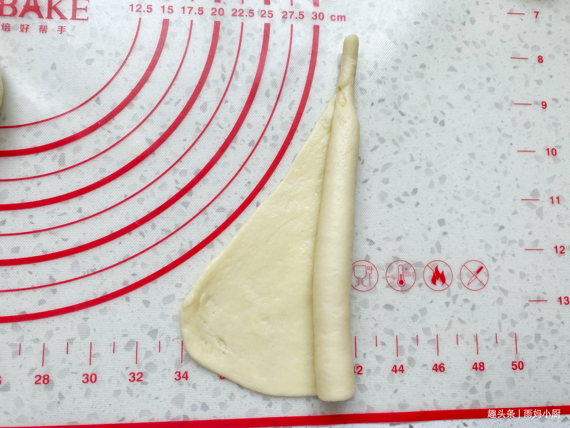 用了九年的面包配方,奶香浓郁又拉丝,做法简单,比买的好吃