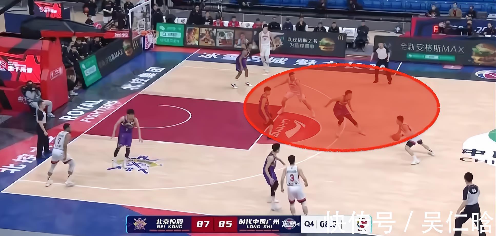 王少杰|剩8秒落后2分,郭士強(qiáng)精妙戰(zhàn)術(shù)攪亂北控防守助廣州打進(jìn)空接絕平球