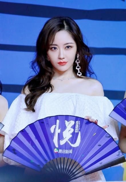 五人|硬糖少女出席年度盛典,五人展现超强团魂,希林娜依高张艺凡遗憾缺席