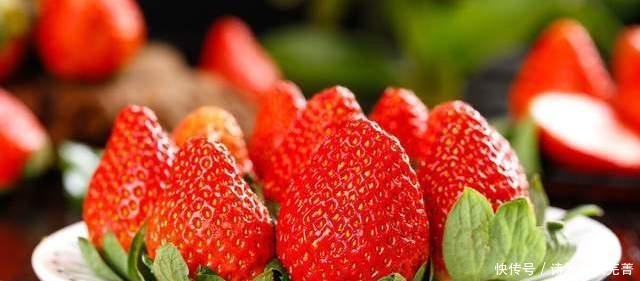 洗草莓,不要用食盐,换成这2样,虫卵脏东西全跑光,干净放心吃