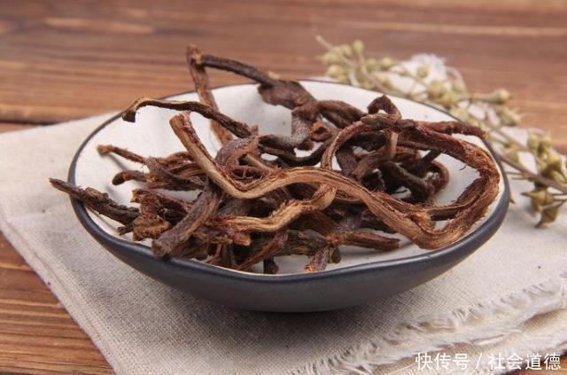 代茶饮|两味药,“引走”耳鸣声虚火离开了,耳边就清净了