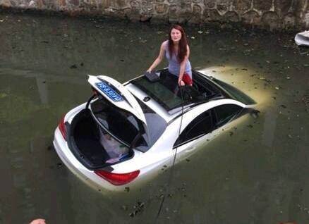 |搞笑图片幽默段子笑话哈哈,又一个把车开到河里的妹子,可以的