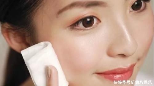 鼻子黑头多别再用手挤,教你3招,黑头轻松除,拯救“草莓鼻”