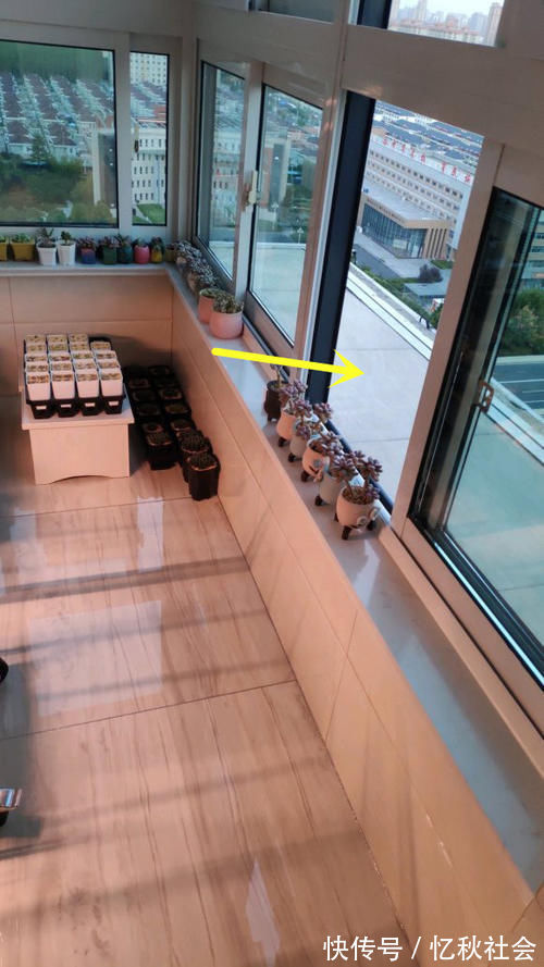 晾衣架|房子买在腰线层，阳台外面腰线宽50公分，比别的户型晒东西更方便