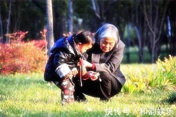 祖孙|孙子打针奶奶却火了!祖孙俩表情神同步,网友:真是亲孙子