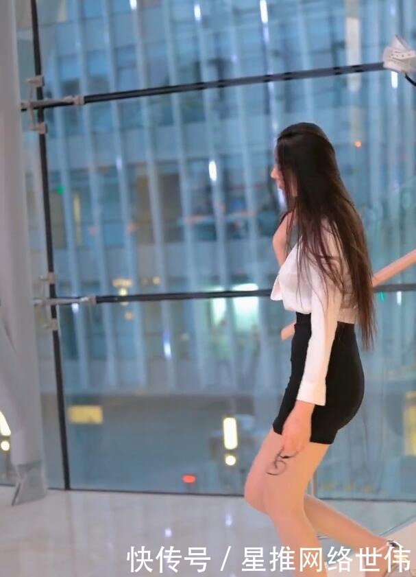 潮流时尚:白衬衫遇上黑色短裙,让女人美出不一样的风格!