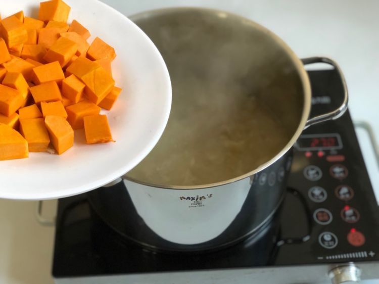 南瓜银耳汤,味道酸甜好吃,适合女生的甜汤