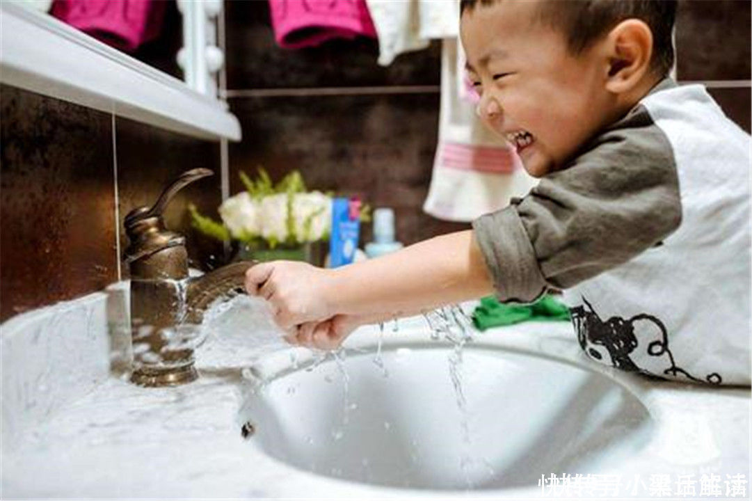 窗台|哥哥趁爸妈不在家,准备铁锅炖弟弟,宝妈:到家就差点火了