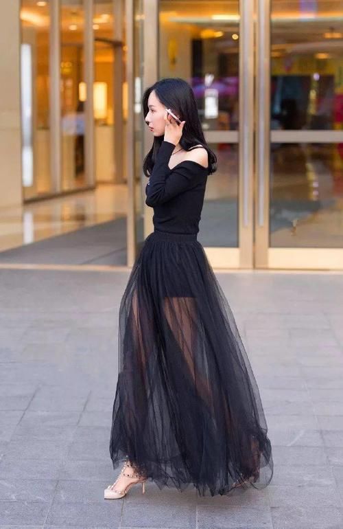 美女脚上穿上一双裸色的尖头高跟鞋，让她看上去更加的小资迷人