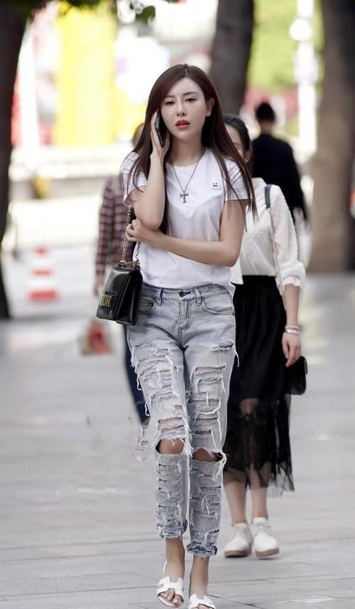 别致的破洞牛仔裤，穿出个性的唯美，美的时尚有格调
