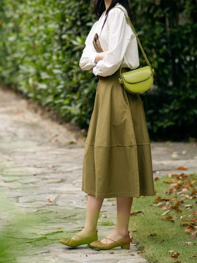 衬衫|秋天怎么穿才高级洋气,红色衬衫+牛仔裤,基础款搭配也漂亮大方