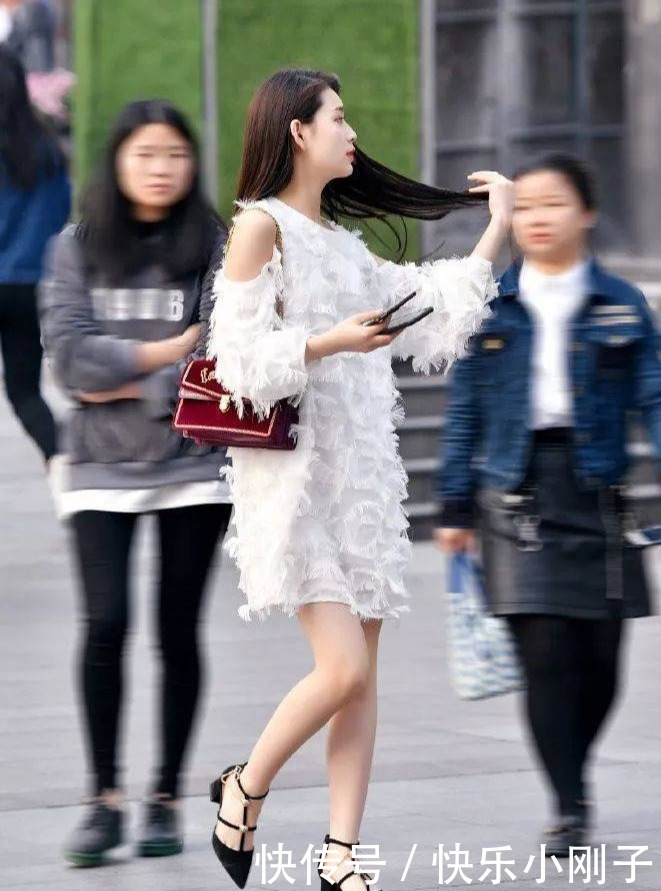 美女搭配一双高跟鞋，银白色凸显出女性的优雅气质