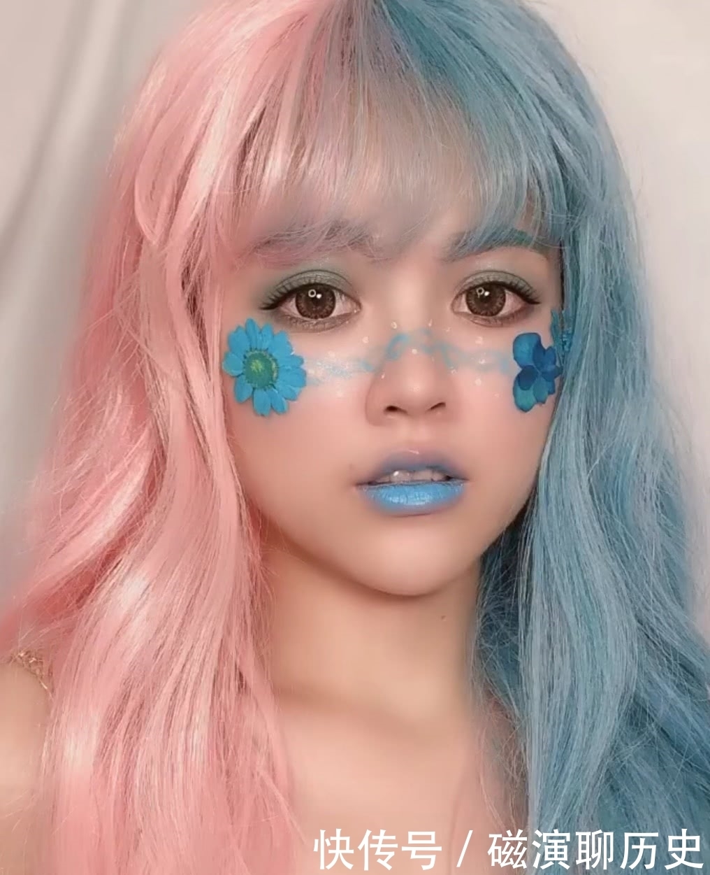天蓝色|女生“天蓝色”口红画全脸,美得不像话,直男:你脸咋蓝了?