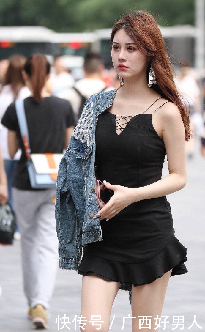 美丽|身穿黑色连衣裙的姑娘,走在大街上形成了一道美丽风景线