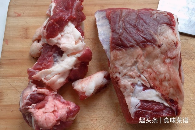 炖牛肉时，只需加入一勺特殊食材，牛肉软烂鲜香没腥味，百试百灵