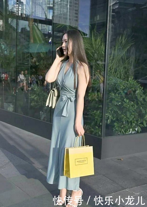 现在流行“挂脖裙”,造型才能时尚出众