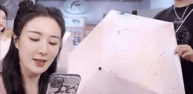 口袋伞 “告别”了防晒霜,薇娅“口袋伞”一夜爆红,40度出门不怕晒!
