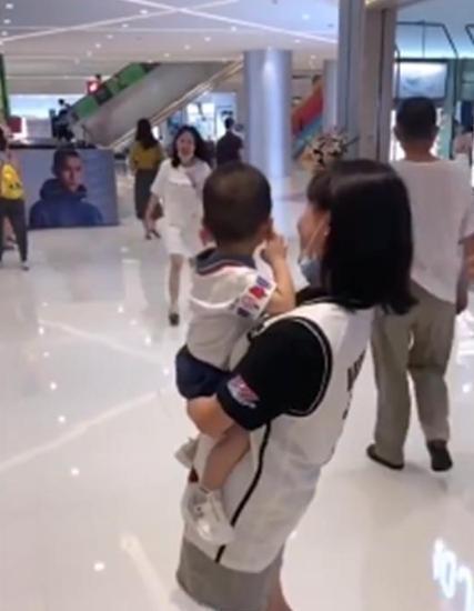 儿子|儿子紧紧抱住陌生阿姨不撒手,亲妈出现后愣住了两个妈妈