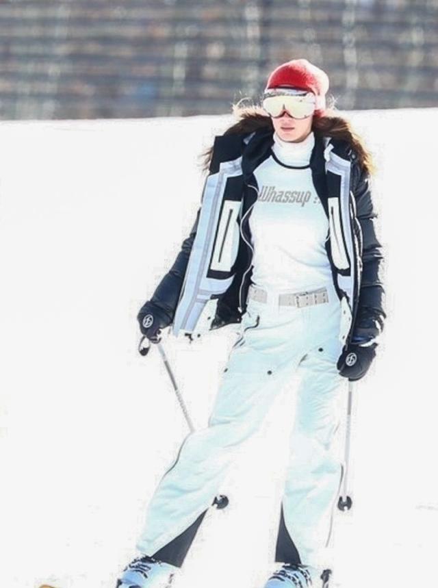 吉吉哈迪德穿时尚大衣戴小圆帽推儿童车带娃, 很有高贵潇洒范