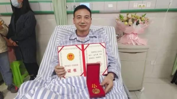 刘天周|化粪池救人的警察，在病床上领奖！