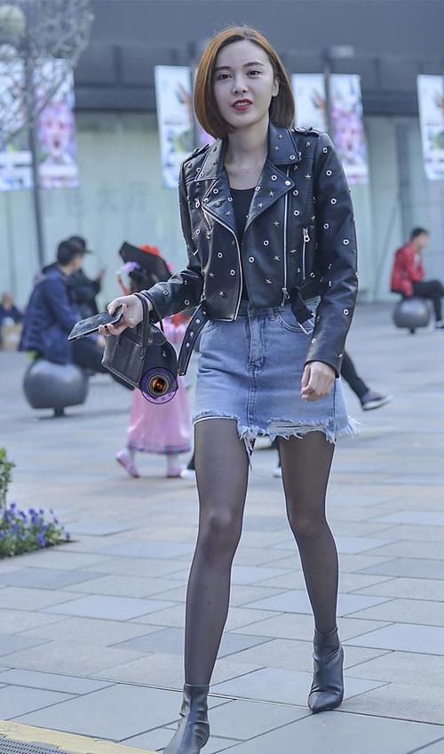 美女的保暖冬装，黑皮衣+牛仔短裤，展现“下衣消失”的魅力
