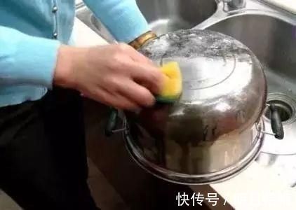 黑垢|锅用久了,底部“黑垢”厚又硬?教你1个“笨办法”,干净不费劲