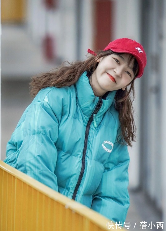 牛仔裤|“羽绒服+牛仔裤”=秋冬洋气搭配,兼具时髦和保暖,太高级了!