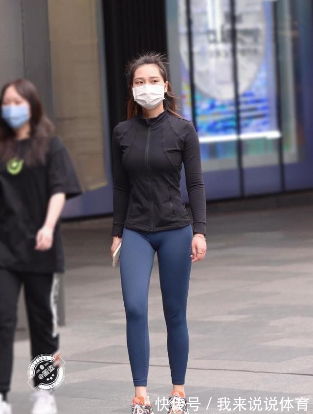 黑白灰 打底裤要搭配一双浅色的鞋子，个性混搭让人一见倾心，大方优雅！
