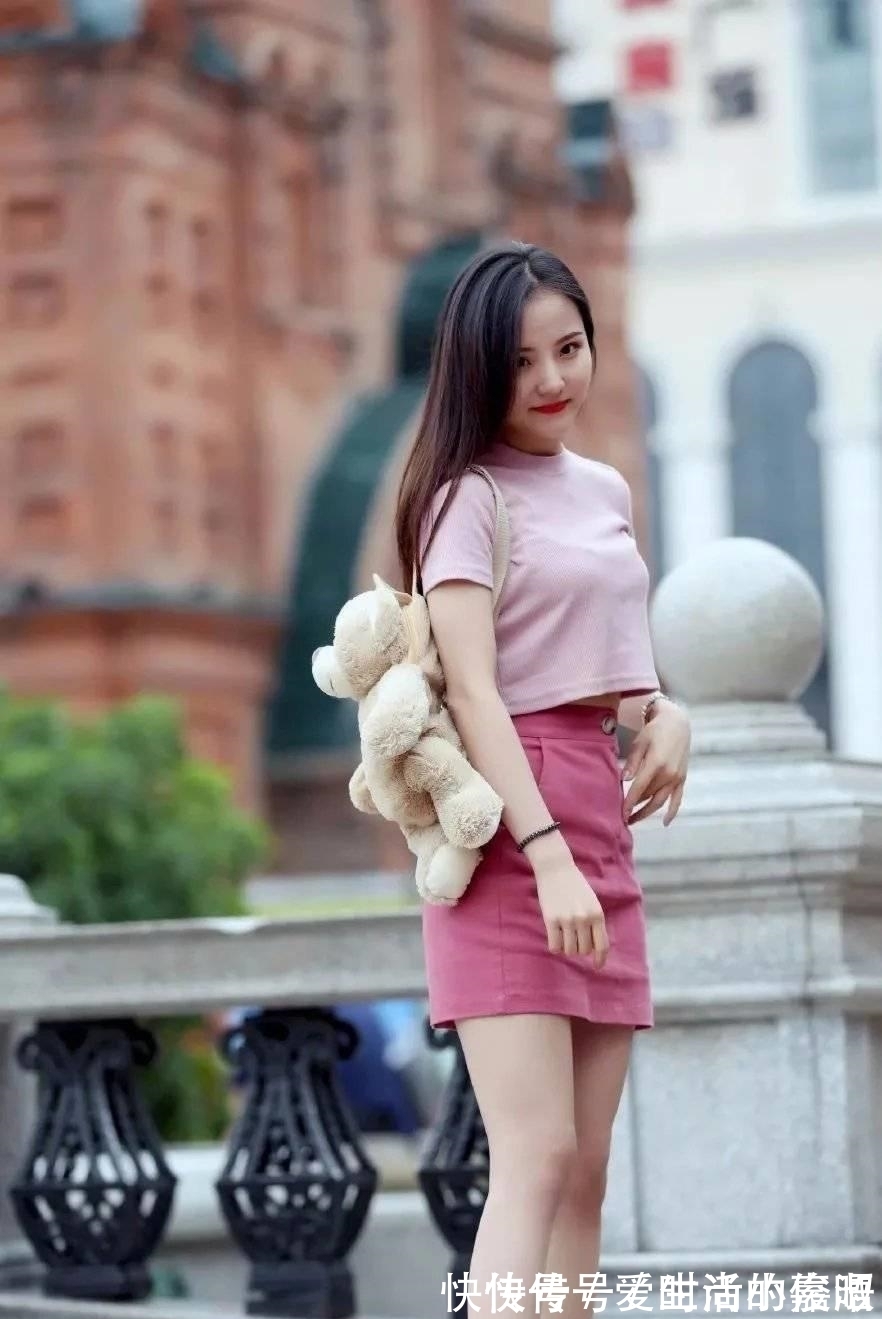 A字裙 粉色短T搭配粉色A字裙,清纯靓丽又减龄,尽显时尚气息十足!