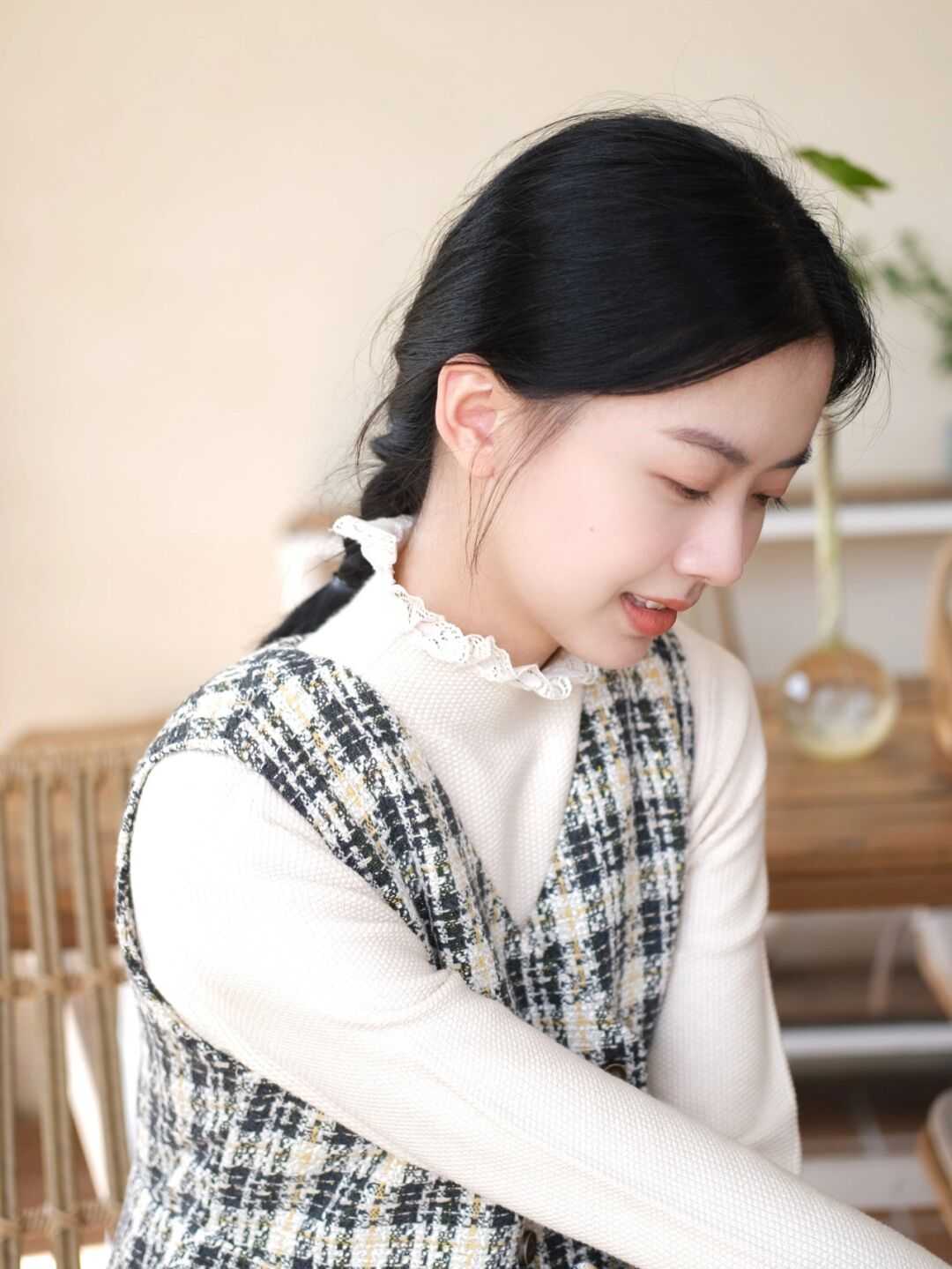 小姐姐|还在纠结冬天穿什么?套头毛衣搭配连衣裙,让你俏皮清新又自信