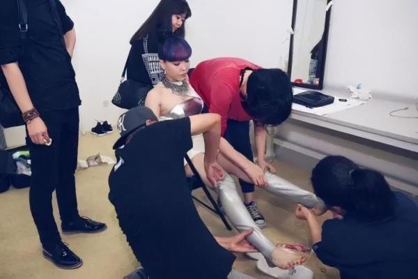 捞金 她因参加《好声音》爆红,曾拿1.7亿代言费,今却沦落到商演捞金