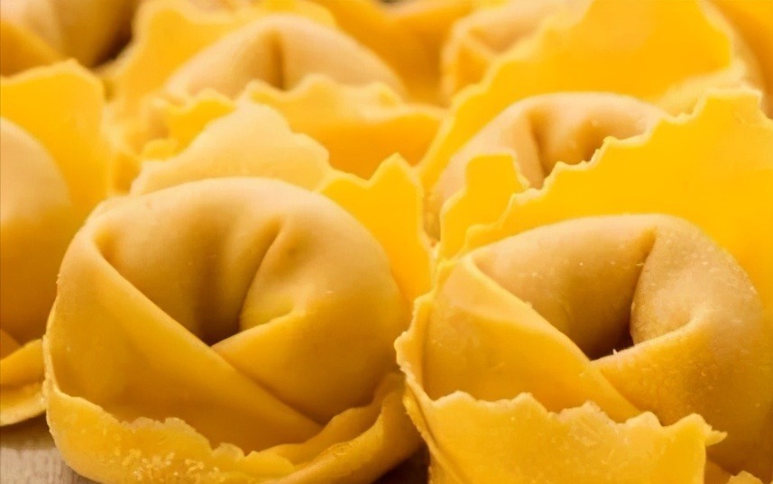 美食分享:小鸡炖蘑菇、手拍黄瓜、玉米豆沙卷的做法