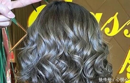 头发|头发太少的人,不建议留长发!剪短烫个蛋蛋卷,时尚还显女人味