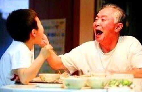 外公|“总来蹭饭羞不羞?”外公一句玩笑话,宝宝的回答却让老人的心寒