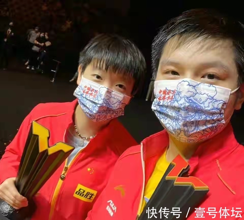 莎莎|国乒载誉回归!莎莎、樊振东大包小包同步伐,刘国梁乐了