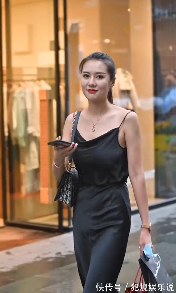 女人味 独具一格的真丝裙,小吊带看着像挂上去的一样