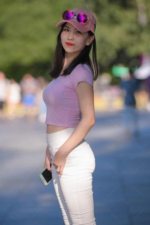 小款的上衣穿上显瘦，搭配白色铅笔裤的话会显得整个人很娇小