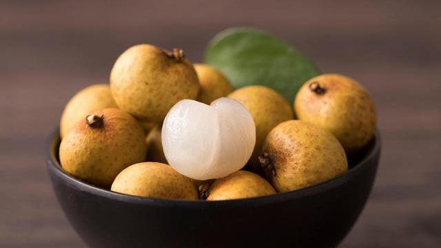 桂圆|葡萄干的“最佳搭档”揭晓,泡水喝,祛湿排宿便,大肚腩不见了