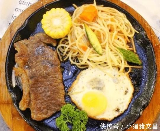 吃牛排时,盘子里有个煎蛋,不懂的人直接吃掉,服务员见了乐开花