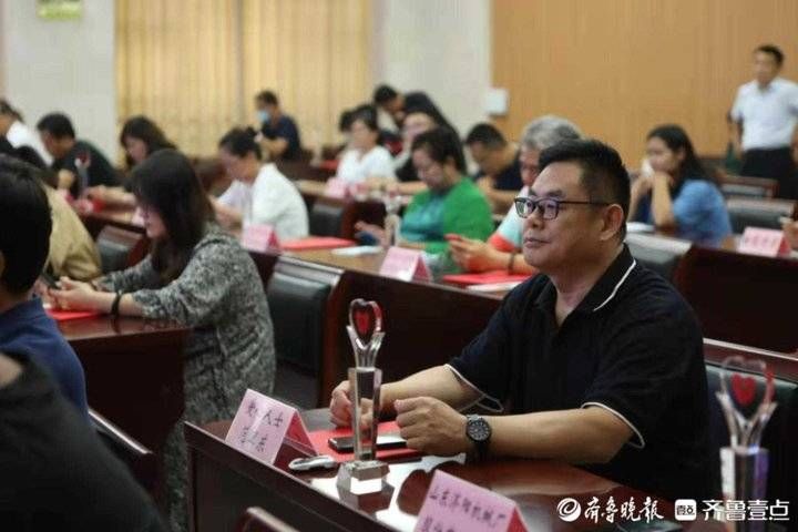 老年人|真暖心！爱心人士捐500件御寒衣物送给阿尔茨海默症老人