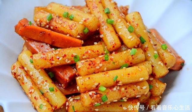 八月孩子迷上了这早餐,简单炒一炒就出锅,软糯Q弹,香辣过瘾