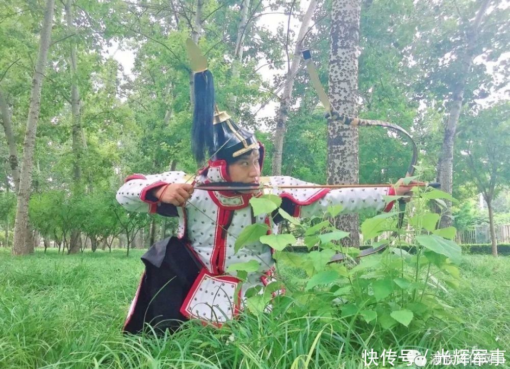 满洲的铠甲为何外边看不到甲片?