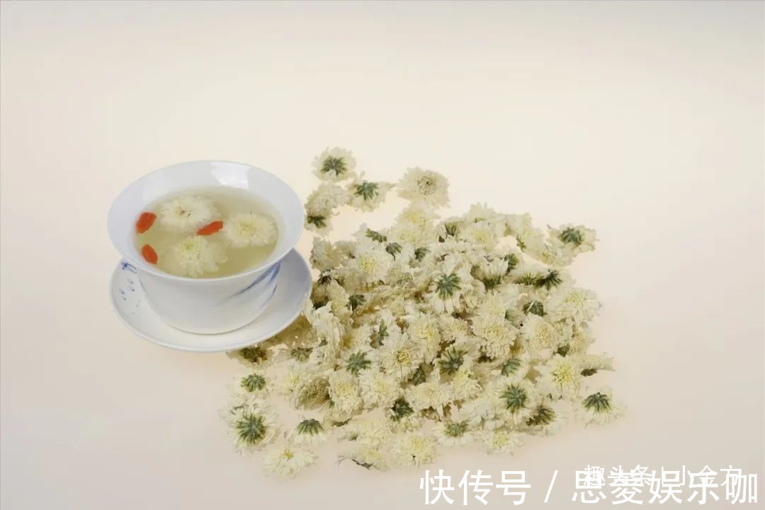 枸杞+|枸杞泡水犯3个错,营养全无、身体被伤透!懂养生的人都避开了