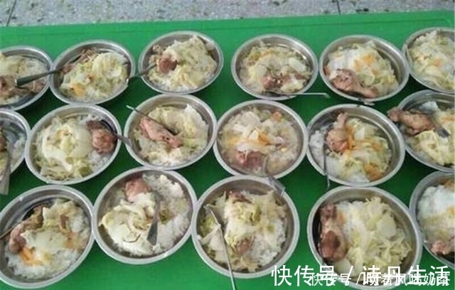 午餐照|幼儿园老师群里晒孩子午餐,引发宝妈不满,直言这饭菜能吃吗