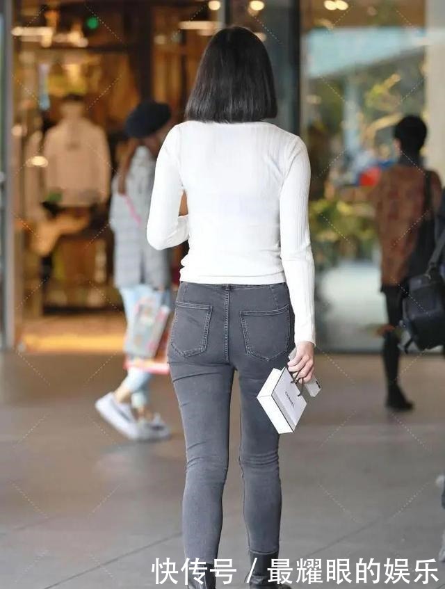 依旧桃花面，频低柳叶眉，纯白针织衫配黑色牛仔裤的知性率真穿搭