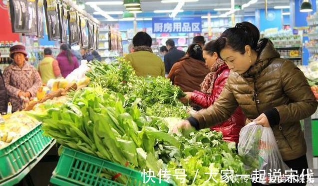 gt|儿子在超市剥了颗荔枝吃，员工大骂没教养！妈妈的回答让人敬佩