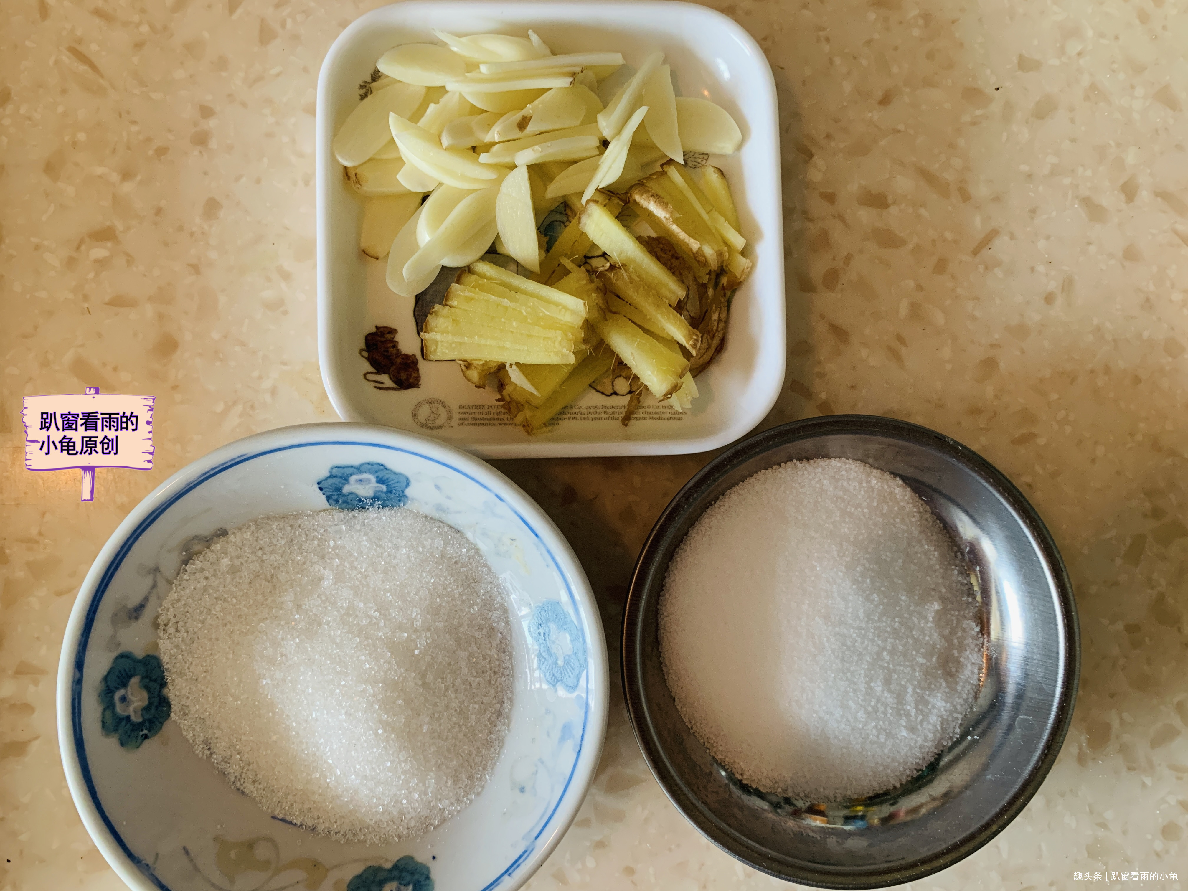 秋天,韭菜腌着吃,是三餐必备的百搭小菜,开胃下饭,放一年不坏