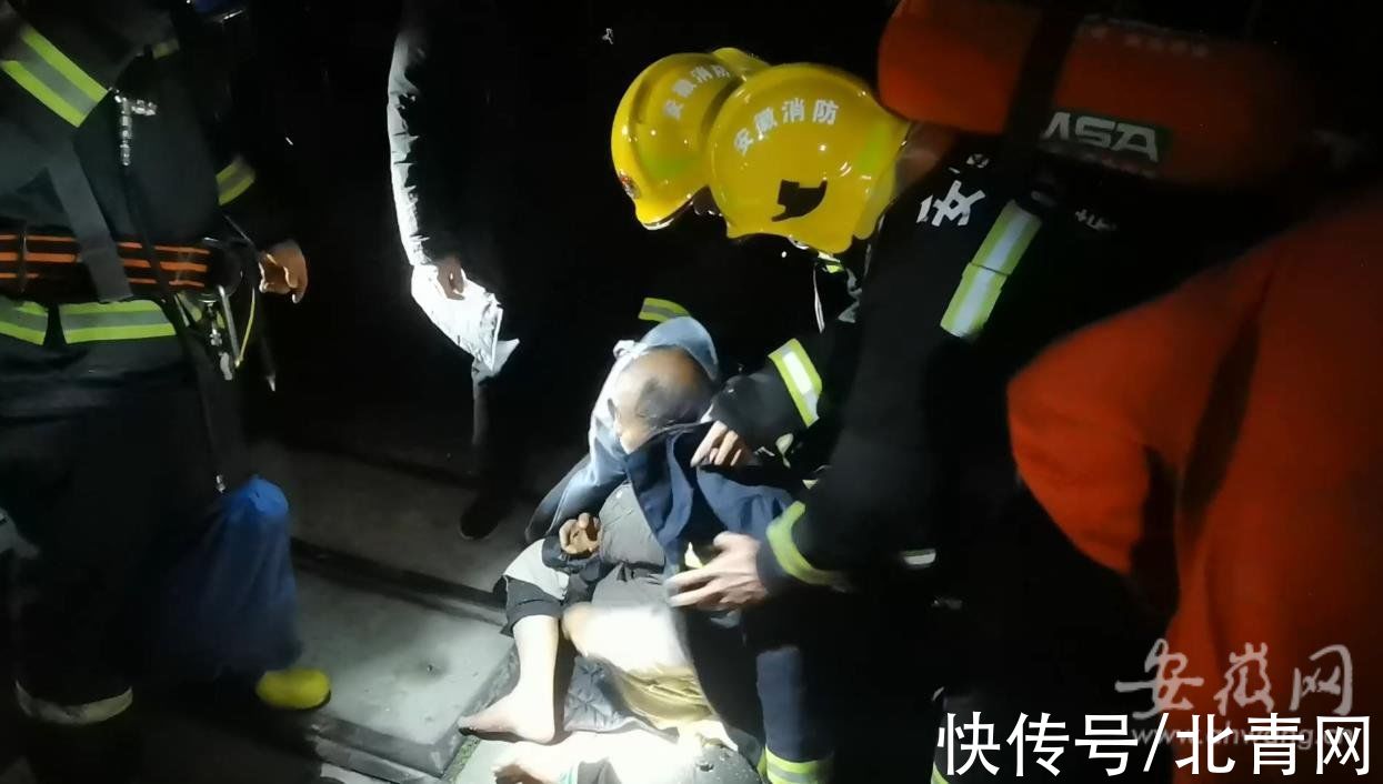 火场|熨衣服引发火灾致1名老人被困 芜湖消防员火场救人